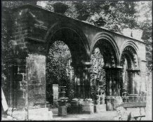 Altes Portal des Priorates von Argenteuil, im Garten des Musée de Cluny; Übertragung dorthin im Jahre 1855, im Jahre 1950 wegen Baufälligkeit beseitigt; Überreste im heutigen Museum von Argenteuil
