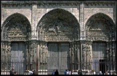 Das Königsportal von Chartres kennzeichnet den Übergang zur Gotik. Es entstand von 1145 bis 1155 und somit zur Zeit Gottfrieds von Lèves. Es stellt den frühesten gotischen Skulpturenschmuck dar.